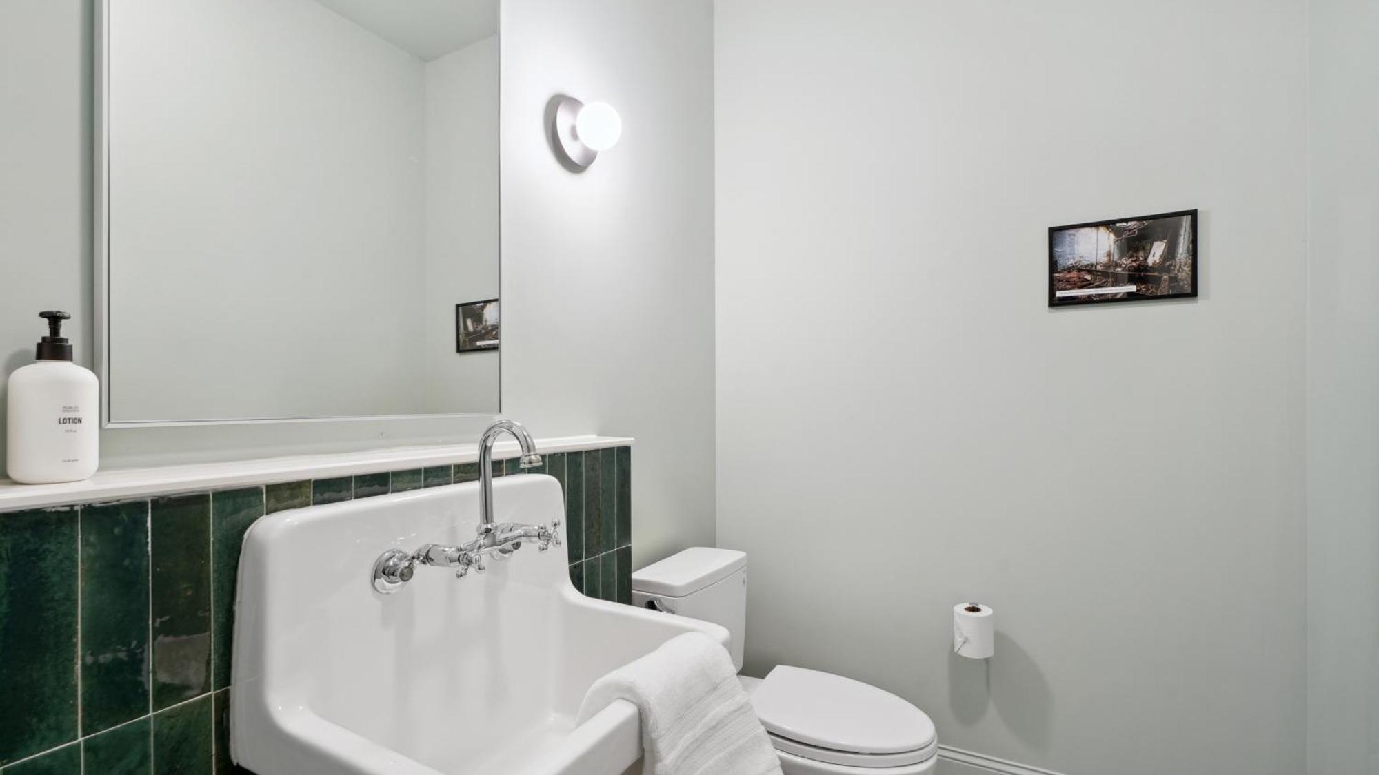 The Mary Beth Hotel & Gallery New Orleans Room photo