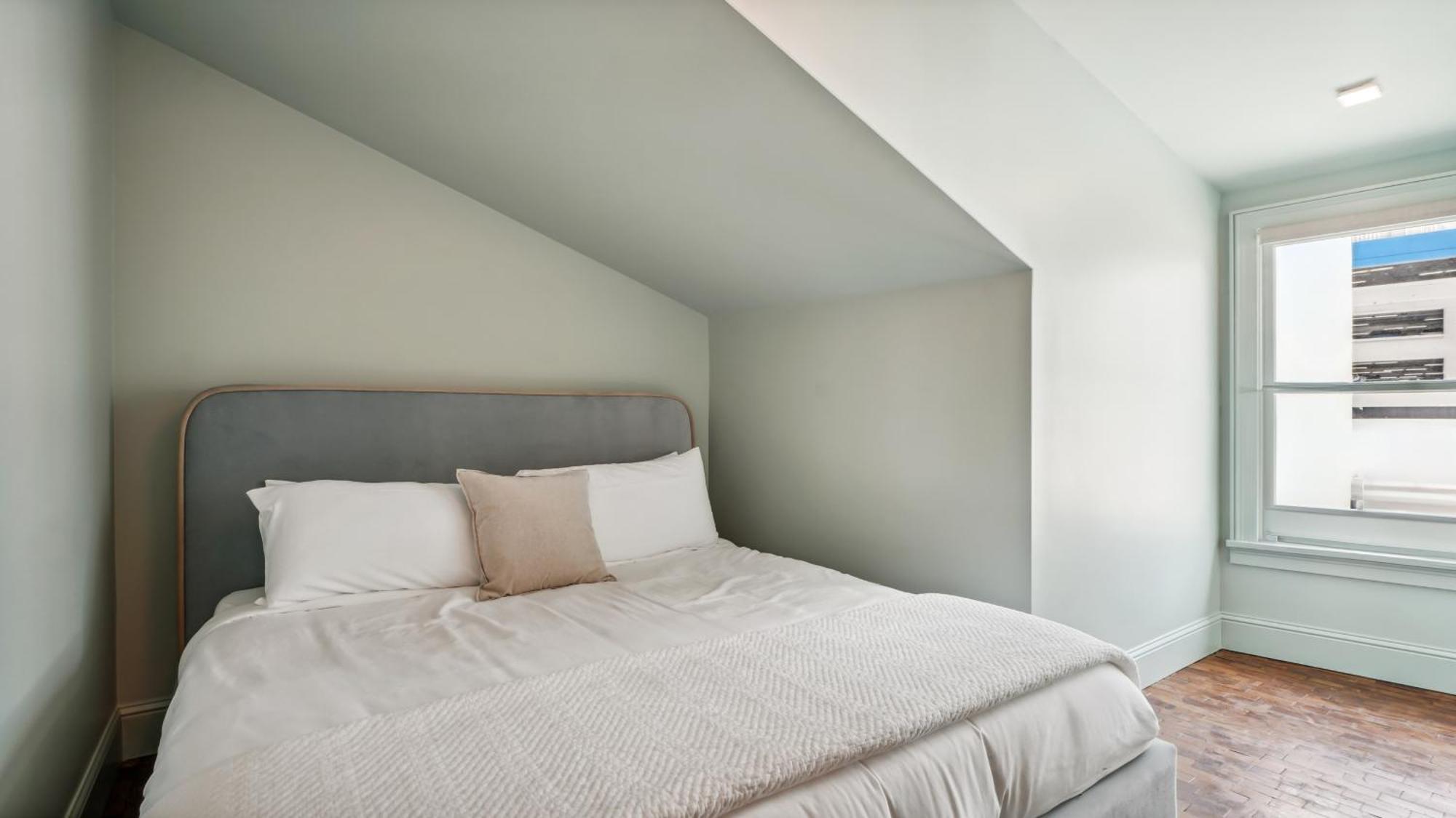 The Mary Beth Hotel & Gallery New Orleans Room photo