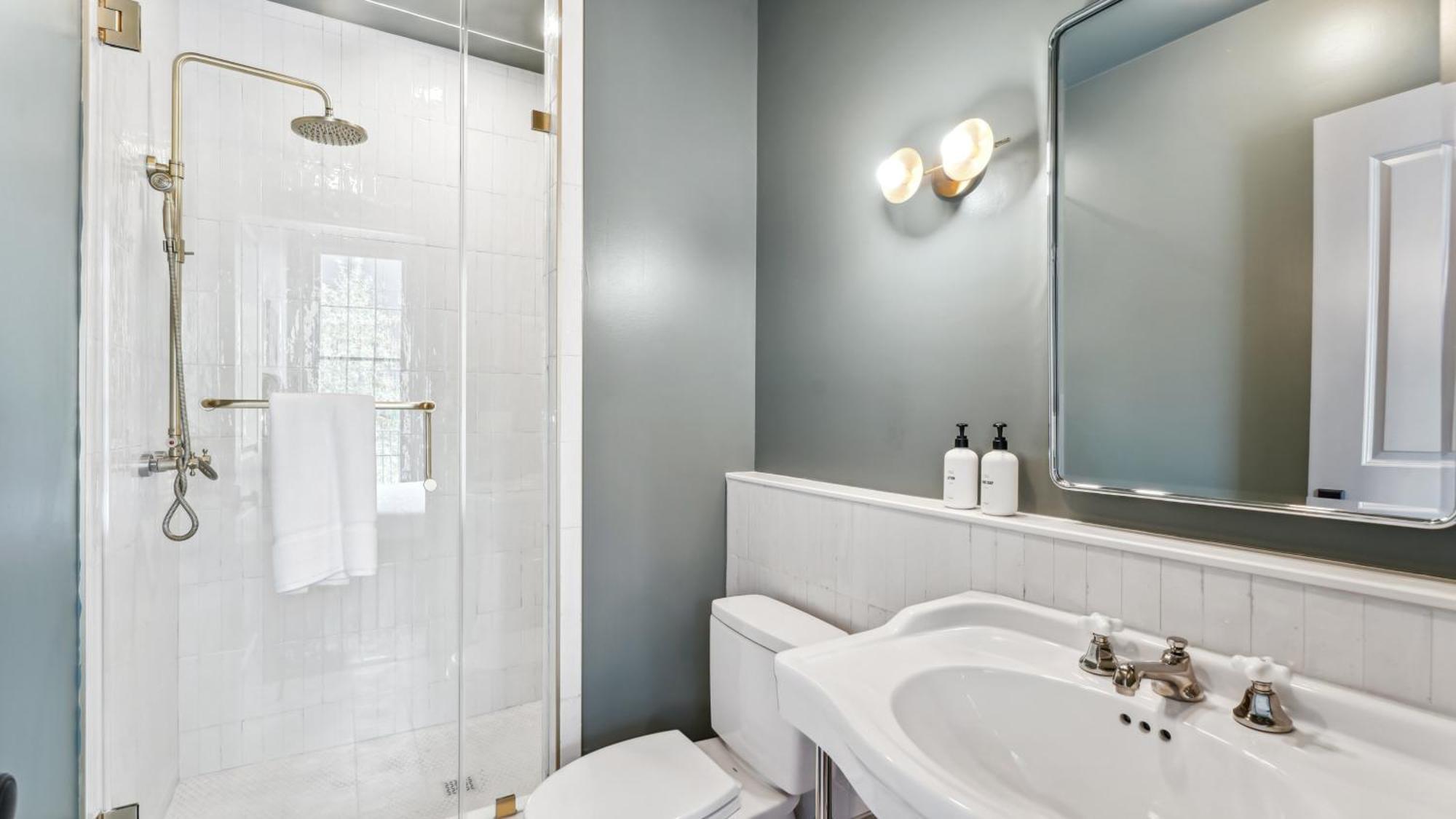 The Mary Beth Hotel & Gallery New Orleans Room photo