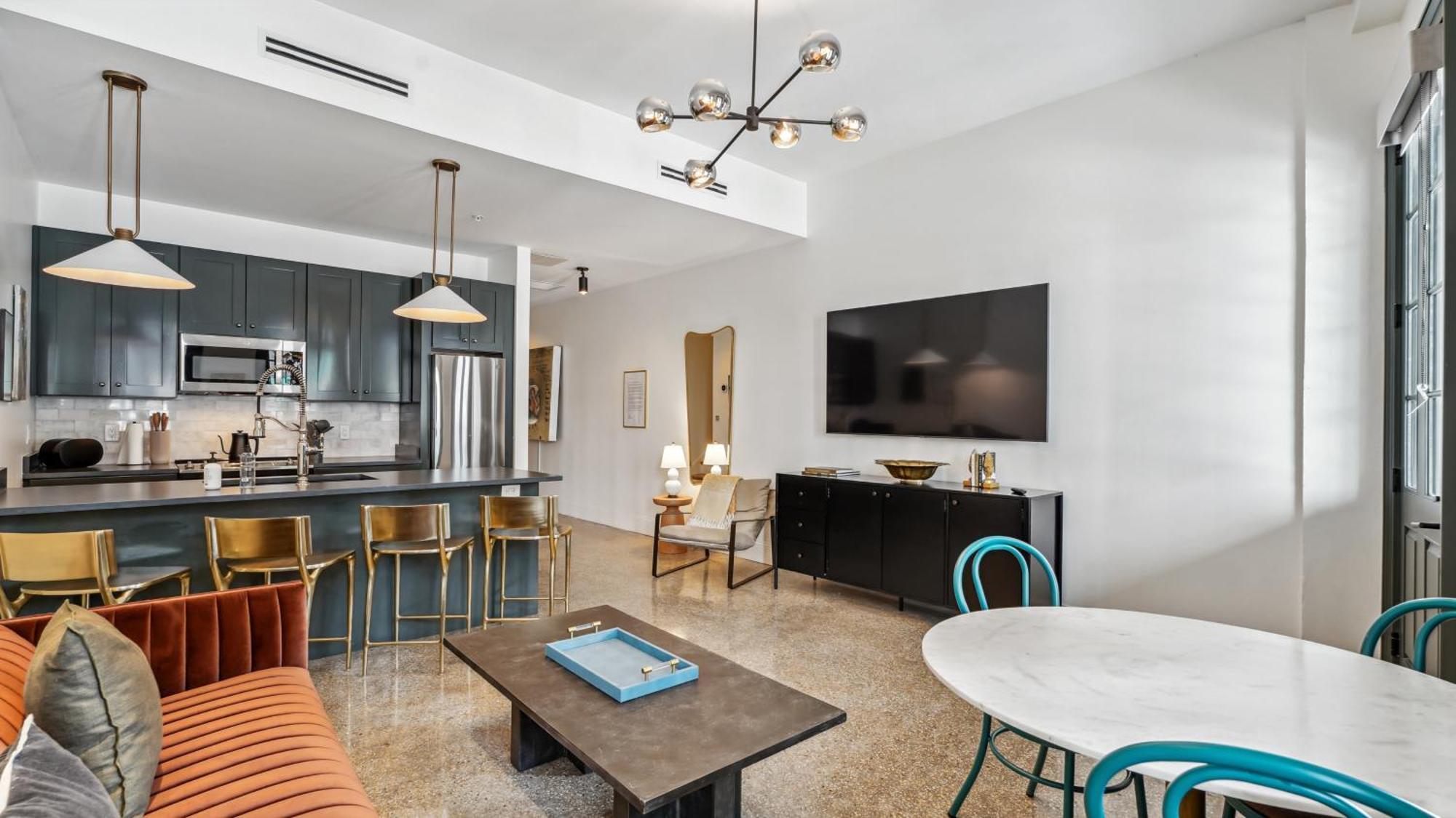 The Mary Beth Hotel & Gallery New Orleans Room photo