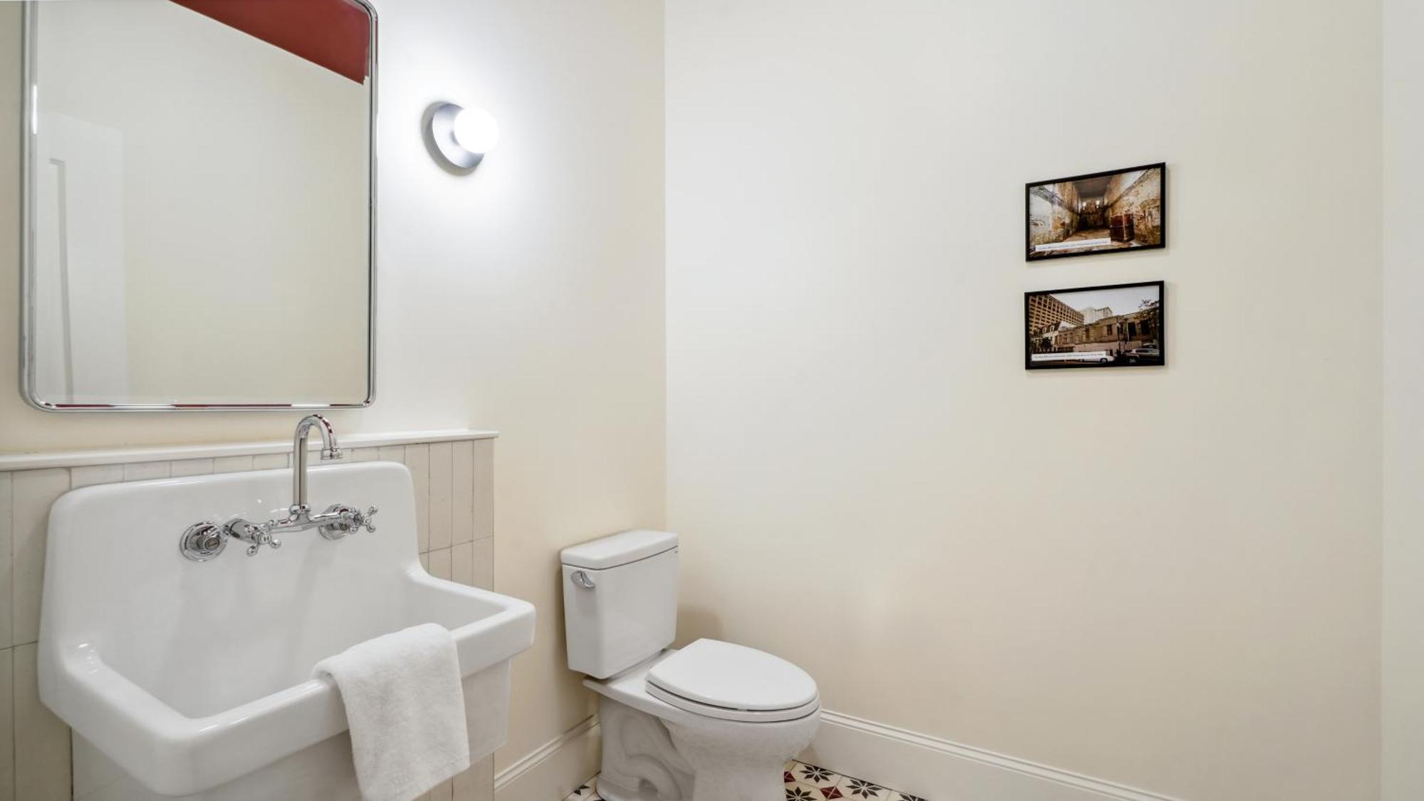 The Mary Beth Hotel & Gallery New Orleans Room photo