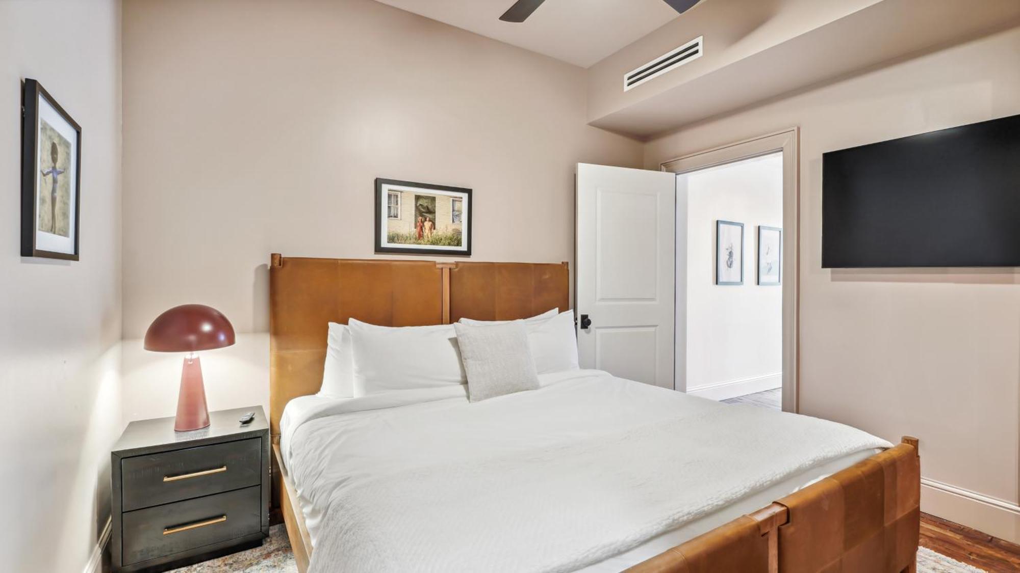 The Mary Beth Hotel & Gallery New Orleans Room photo