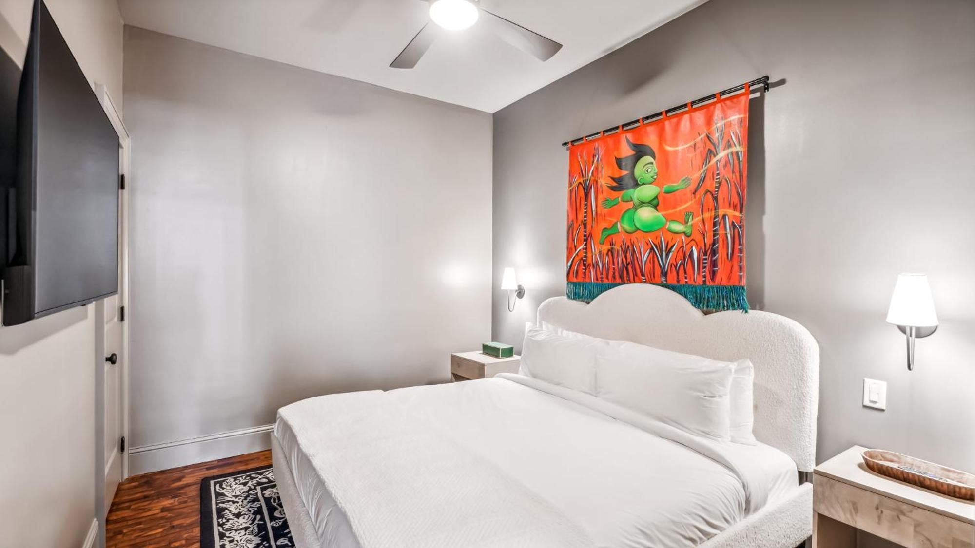 The Mary Beth Hotel & Gallery New Orleans Room photo