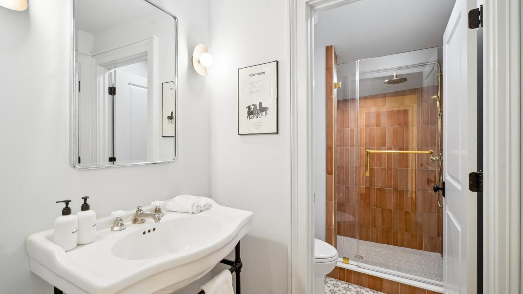 The Mary Beth Hotel & Gallery New Orleans Room photo