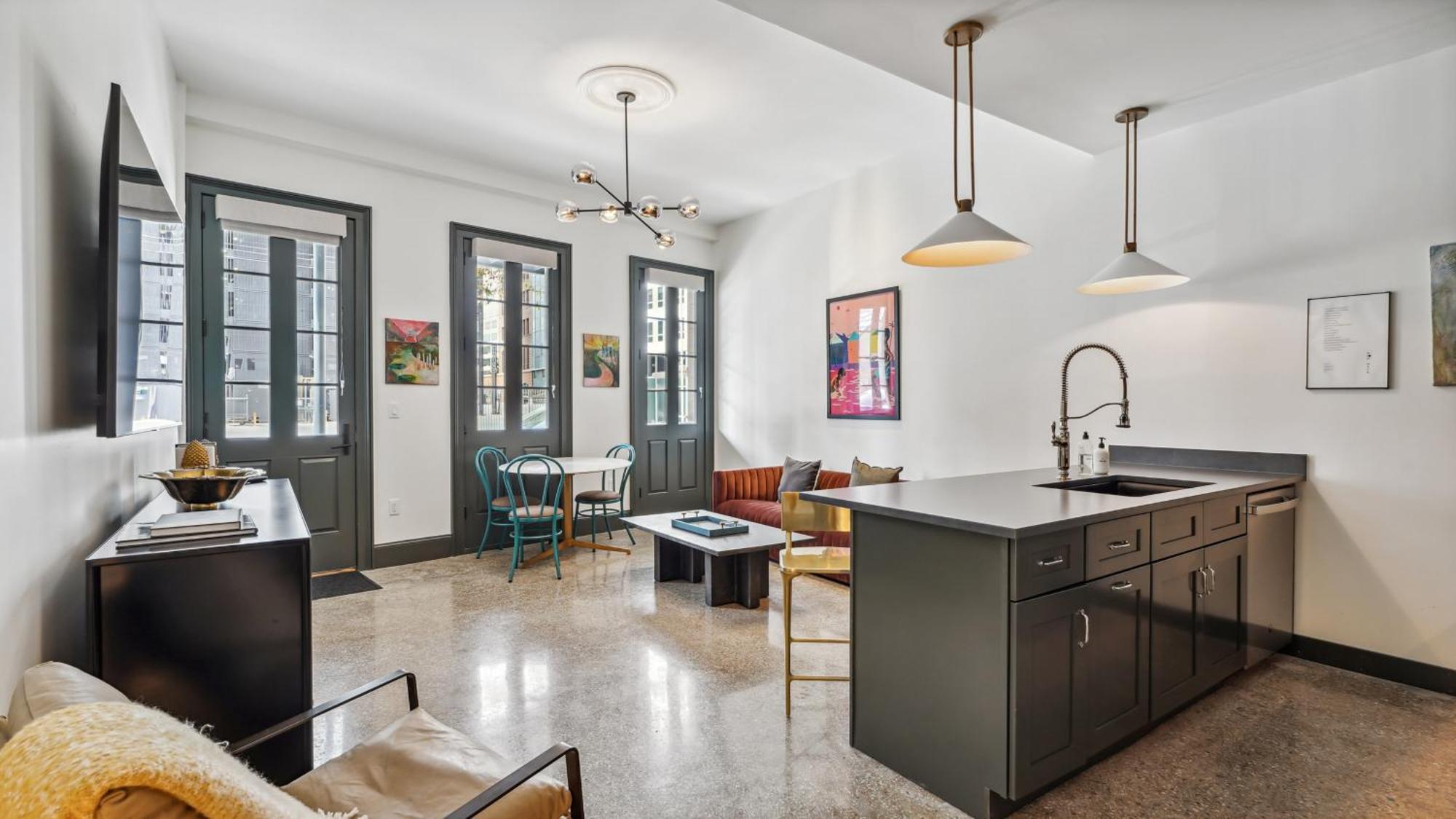The Mary Beth Hotel & Gallery New Orleans Room photo