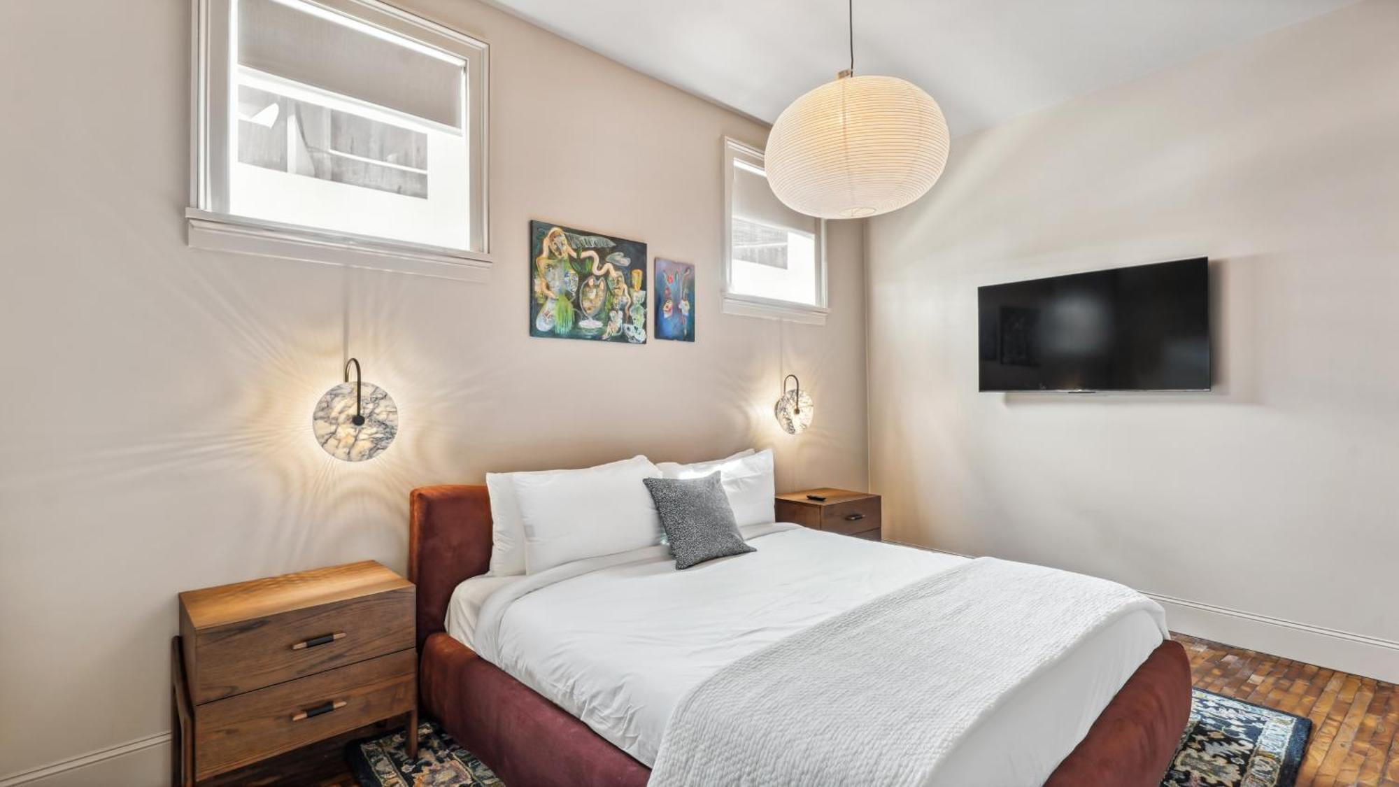 The Mary Beth Hotel & Gallery New Orleans Room photo