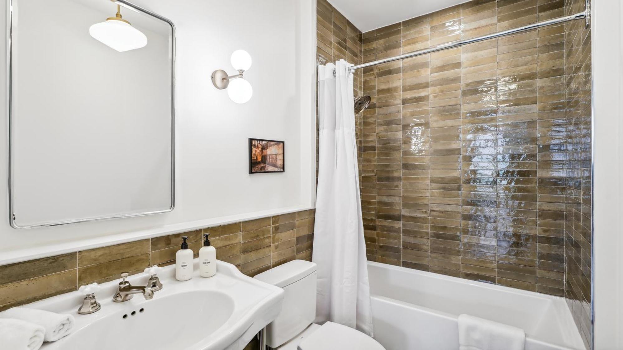 The Mary Beth Hotel & Gallery New Orleans Room photo